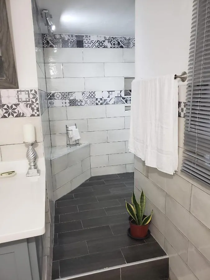 Guest house Hill Retreat - Kingston Hotel