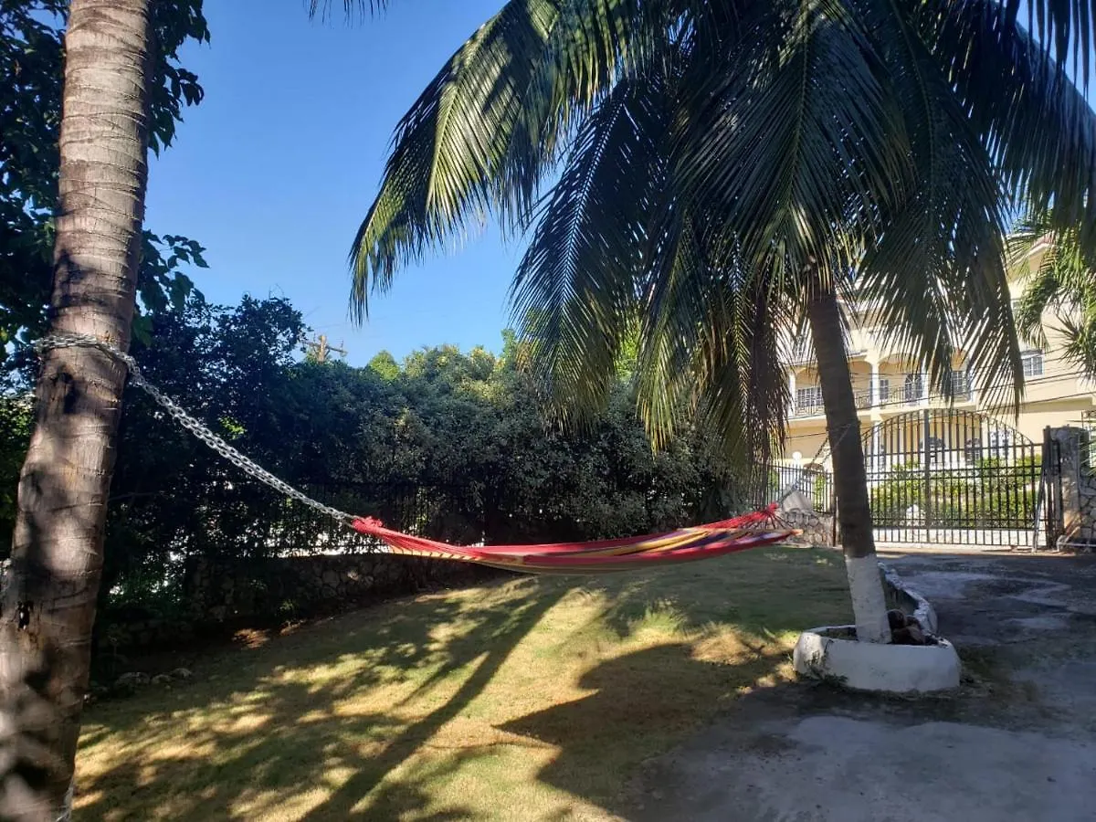 Guest house Hill Retreat - Kingston Hotel